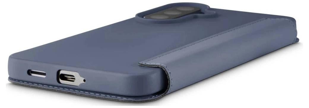 Blauwe smartphone walletcase getoond in gesloten toestand in drie-kwart aanzicht, met een uitsnijding voor de oplaadpoort en een verhoogde rand rond het cameragebied.