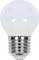Close-up van een matglazen LED-gloeilamp met metalen schroefvoet op een witte achtergrond.