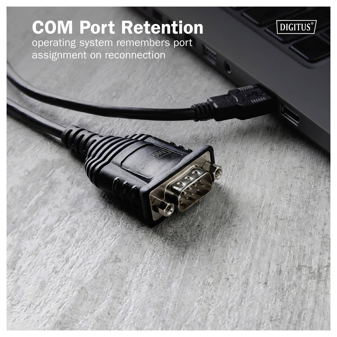 USB-naar-serieel adapter aangesloten op een laptop met tekst 'COM-poortbehoud' en 'besturingssysteem onthoudt poortoewijzing bij heraansluiting'.