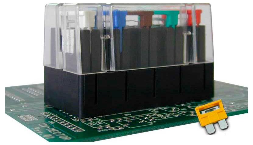 Nahaufs​nahme van een groen printplaat met een zwart elektromagnetisch relaismodule en een klein geel onderdeel ernaast.