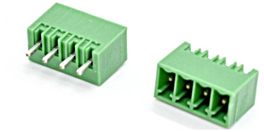Twee groene 4-polige PCB-aansluitblokken, waarvan één met zichtbare metalen pinnen en één met draadintreeOpeningen.