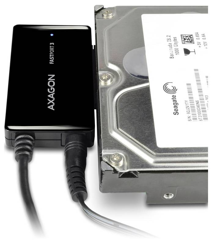 Externe Axagon Fastport 3 USB-adapter aangesloten op een Seagate-harde schijf met twee aangesloten kabels op een witte achtergrond