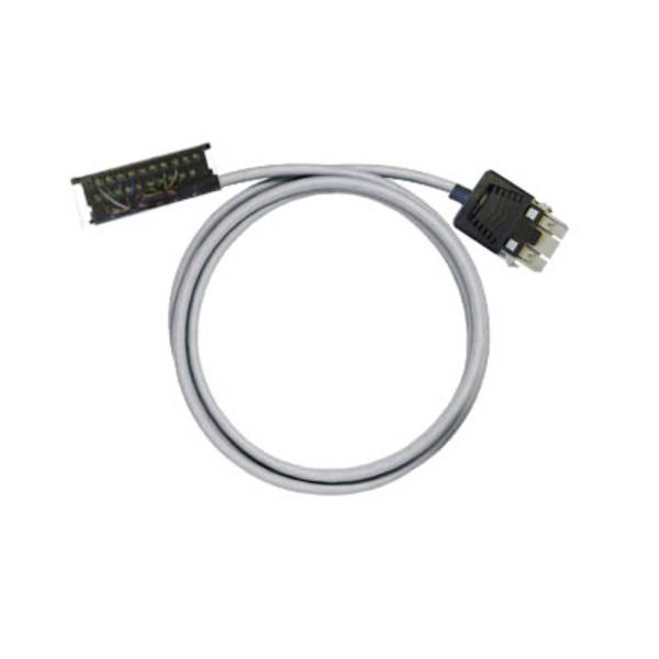 Grijze kabel met een zwarte connector en een 3-polige stekker op een witte achtergrond.