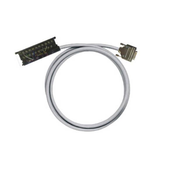 Grijze opgerolde kabel met een rechthoekige connector aan het ene uiteinde en een metalen D-sub-stijlconnector aan het andere uiteinde, afgebeeld op een witte achtergrond.