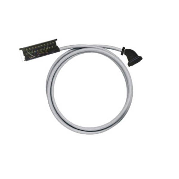 Opgerold grijs snoer met een zwarte connector en stekker op een witte achtergrond.