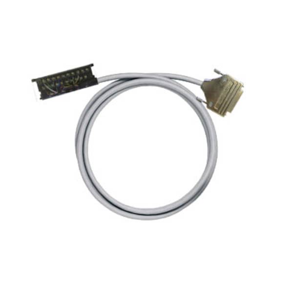 Opgerolde grijze kabel met twee verschillende connectoren op een witte achtergrond.