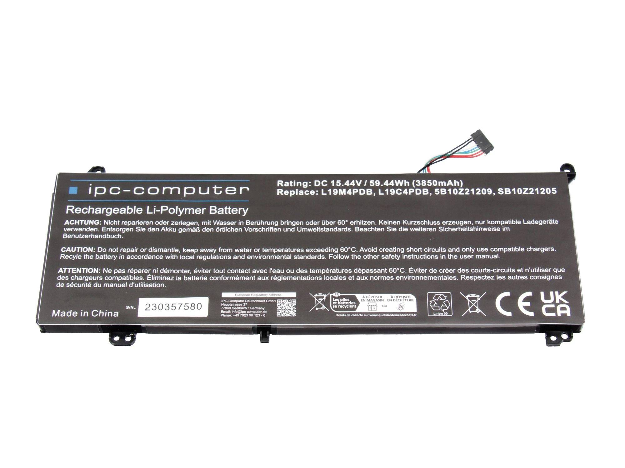 Zwarte laptopbatterijpack met label 'ipc-computer' en 'Oplaadbare Li-Polymeer Batterij,' met aangesloten connectorkabel en veiligheidstekst.