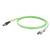 Groene kabel met industriële connector aan het ene uiteinde en USB-achtige stekker aan het andere uiteinde, opgerold op een witte achtergrond weergegeven.