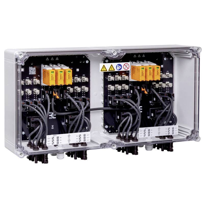 Transparante elektrische verdeelkast met twee interne schakelaarcircuitmodules, oranje componenten en meerdere zwarte kabels die binnenin zijn aangesloten.