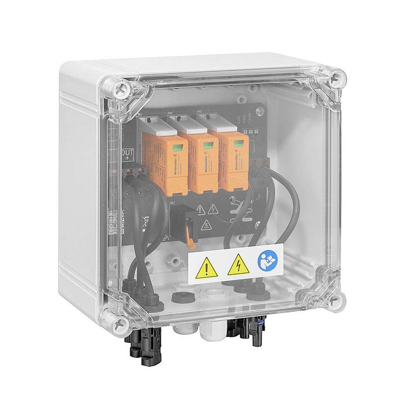 Transparante elektrische controlekast met drie oranje modules, bedrading en waarschuwingslabels achter een duidelijk beschermende afdekking.