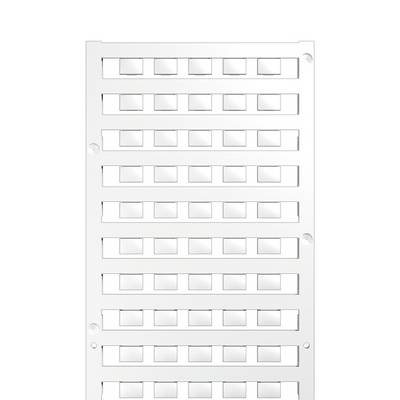 Witte rechthoekige ventilatierooster of lamellenpaneel met meerdere horizontale rijen van kleine vierkante openingen op een effen achtergrond.