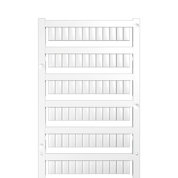 Witte verticale wandradiator met zes horizontale secties op een eenvoudige achtergrond.