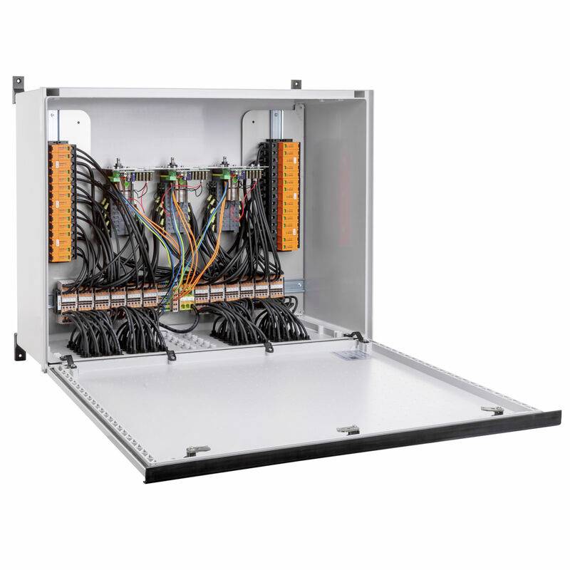 Open elektriciteit bedieningspaneel met rijen bedrading, klemmenblokken en connectoren in een scharnierend metalen omhulsel.