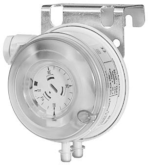 Close-up van een witte OSRAM-buislamp met twee metalen pennen, diagonaal weergegeven op een effen witte achtergrond.