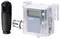 Zwarte cilindrische connector naast een doorzichtige Siemens digitale metermodule met LCD-display en metalen bevestiging.