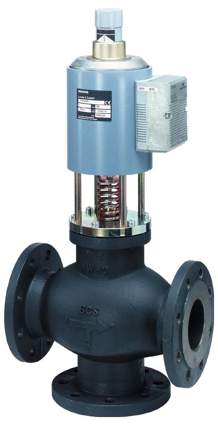 Industrieel regelventiel met elektrische actuator, blauwe boveneenheid en donker flenslichaam, geïsoleerd op witte achtergrond weergegeven.