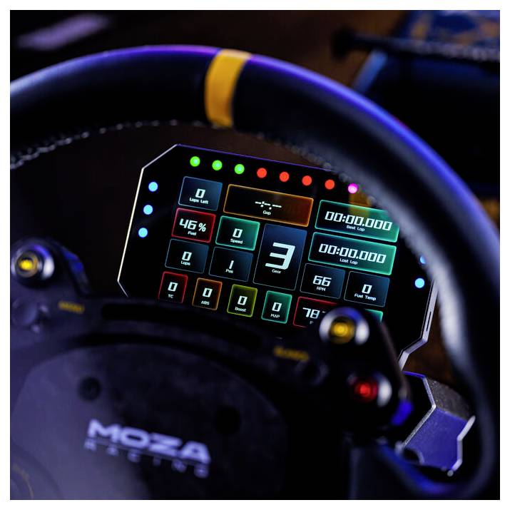 Close-up van een racestuur digitaal dashboard met rondtijdgegevens en telemetrie, met een groot '3' in het midden en meerdere gekleurde statusindicatoren.