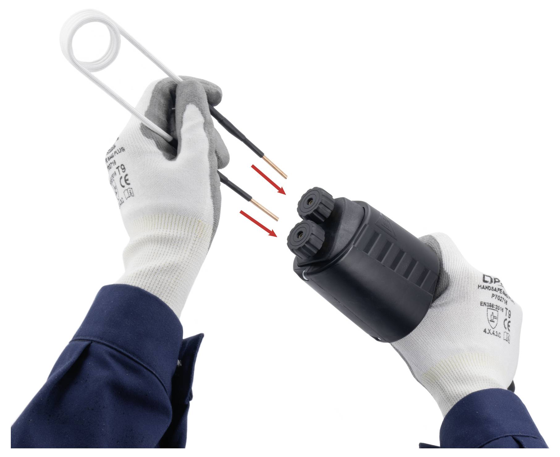 Gehandschoende handen gebruiken een sleutel om een tweepolige elektrische connector aan te draaien of los te maken, met rode pijlen die de insertierichting aangeven.