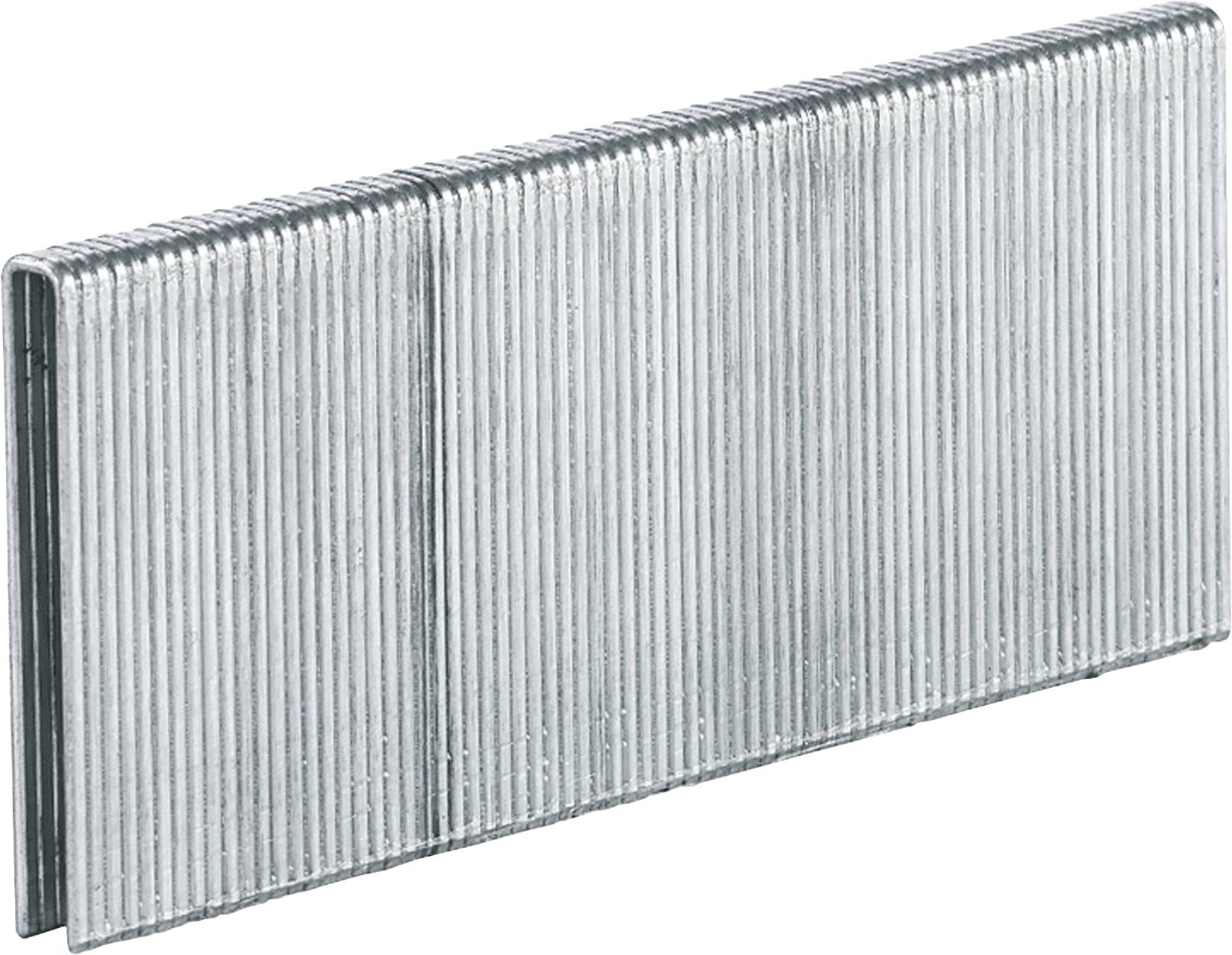 Close-up van een stapel glanzende metalen nieten of spijkers, weergegeven in een schuin zijaanzicht op een witte achtergrond.
