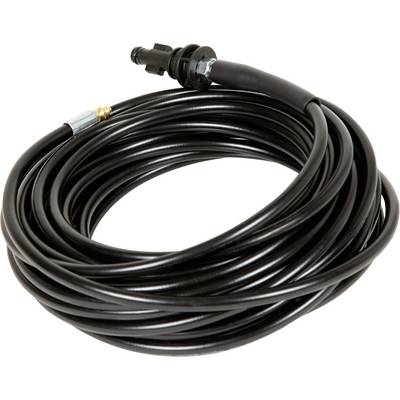 Opgerold zwarte slang met aangepaste connector en messingkoppeling op een witte achtergrond.