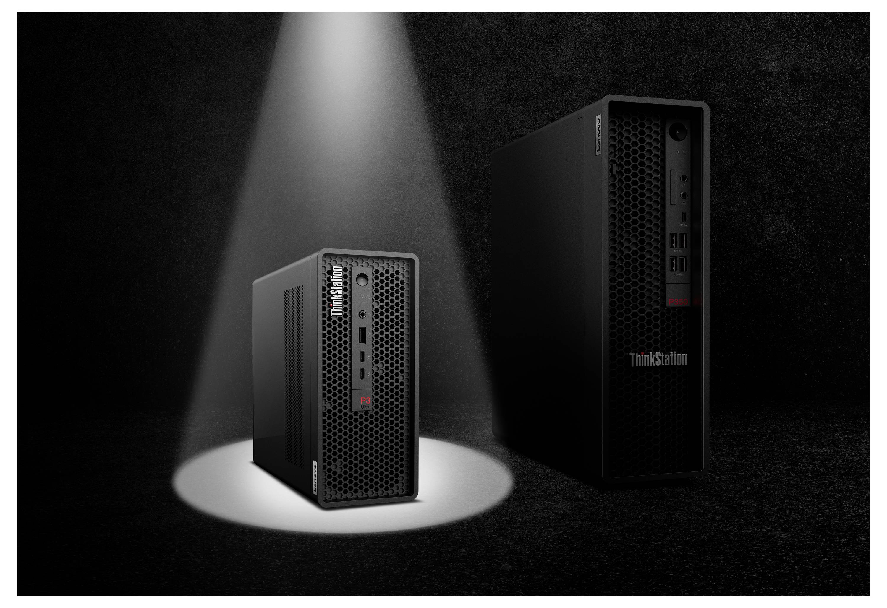 Twee Lenovo ThinkStation-desktoptorens op een donkere achtergrond, met één verlicht in de voorgrond en een grotere erachter.