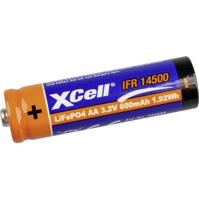 Close-up van een Xcell IFR14500 LiFePO4 AA oplaadbare batterij, oranje en blauw, gelabeld 3.2V 600mAh 1.92Wh met een plusteken aan het positieve uiteinde.