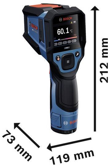 Werknemer die een draagbare thermische camera gebruikt om plafondkanalen in een industrieel gebouw te inspecteren.