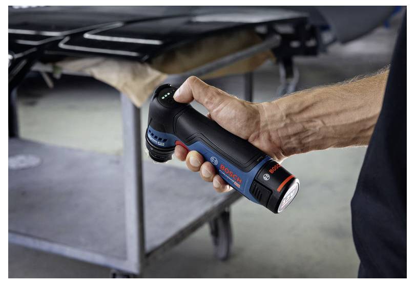 Hand die een Bosch draadloze inspectielamp onder een voertuig op een hefplatform vasthoudt, waarbij de onderkant voor reparatiewerkzaamheden wordt verlicht.