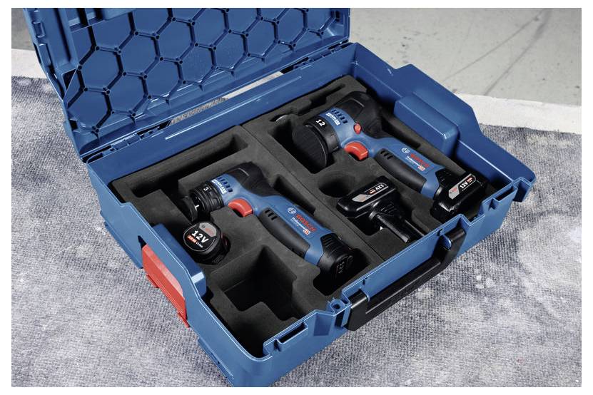 Open blauwe gereedschapskist met een snoerloze boormachine, slagschroevendraaier, twee batterijen en oplader in aangepaste schuiminsetten.