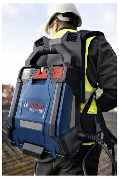 Werknemer die een veiligheidshelm en een veiligheidsvest draagt, draagt een Bosch rugzakstofzuiger op een bouwplaats.