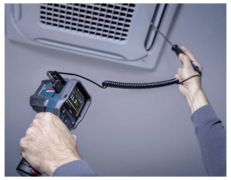 Technicus die een borescope-inspectiecamera gebruikt om de binnenkant van een plafondventilator of kanaal te onderzoeken.