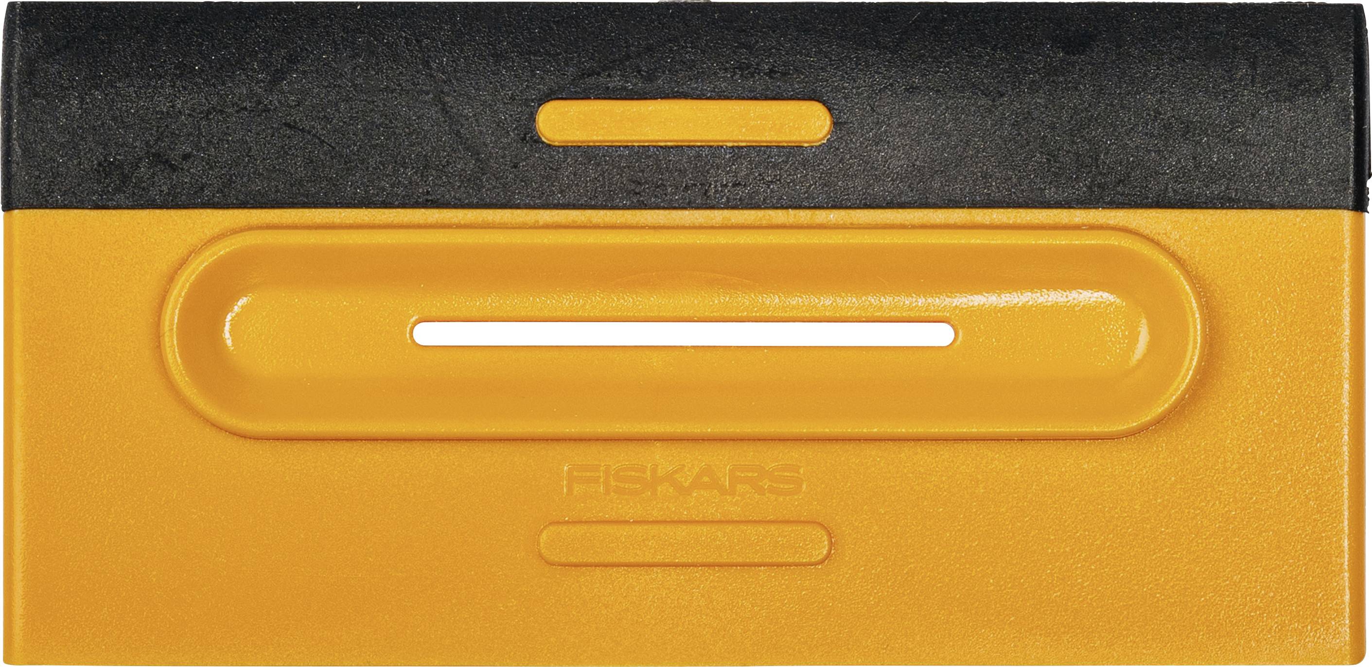 Oranje en zwart Fiskars snijmeshandvat weergegeven in vooraanzicht met een ingezonken zilverkleurige mesgleuf en kleine oranje vrijgaveknop.