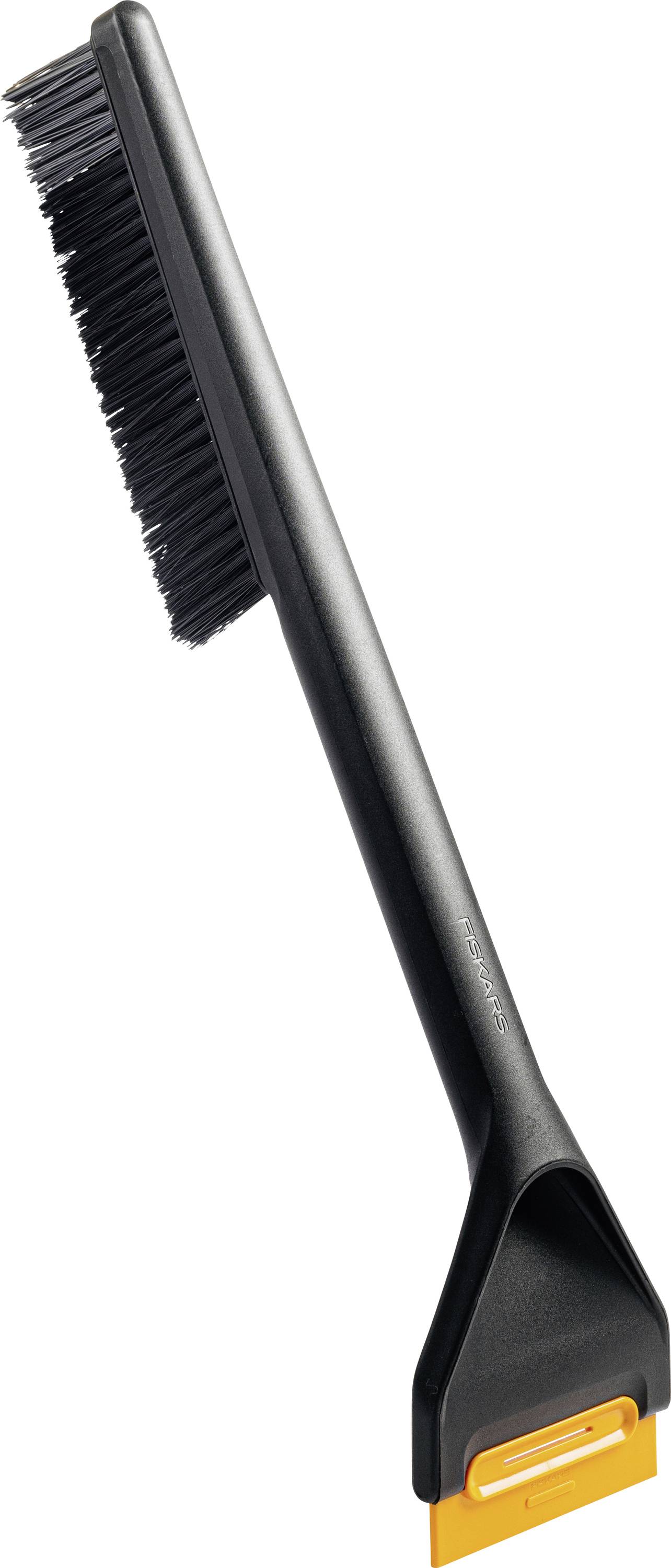 Zwarte schoonmaakborstel met schuine haren en een oranje schraper-achtige rand op een witte achtergrond.