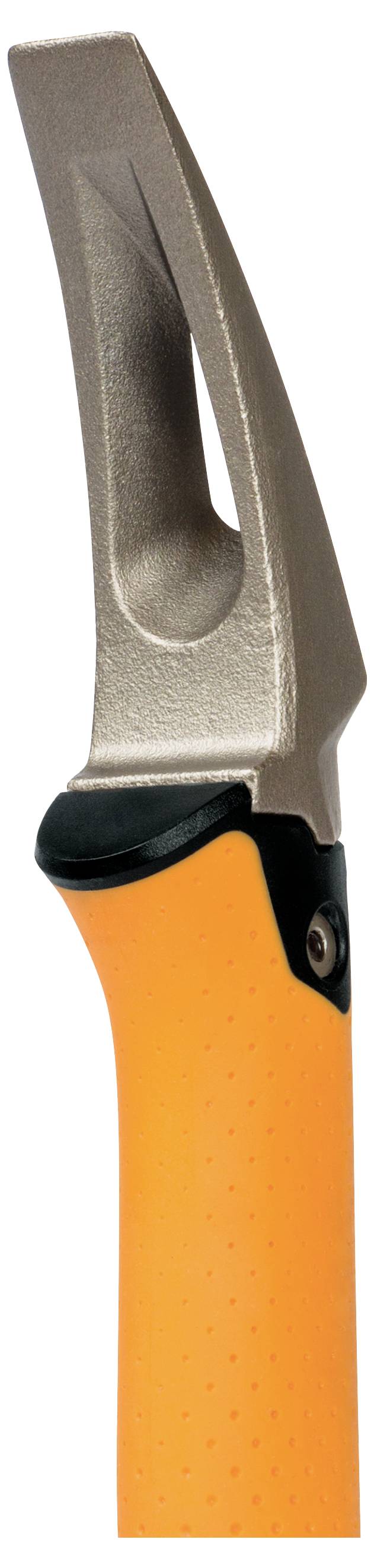 Detailafbeelding van een handgereedschap met een oranje handvat en donker metalen kop, verticaal weergegeven op een witte achtergrond.