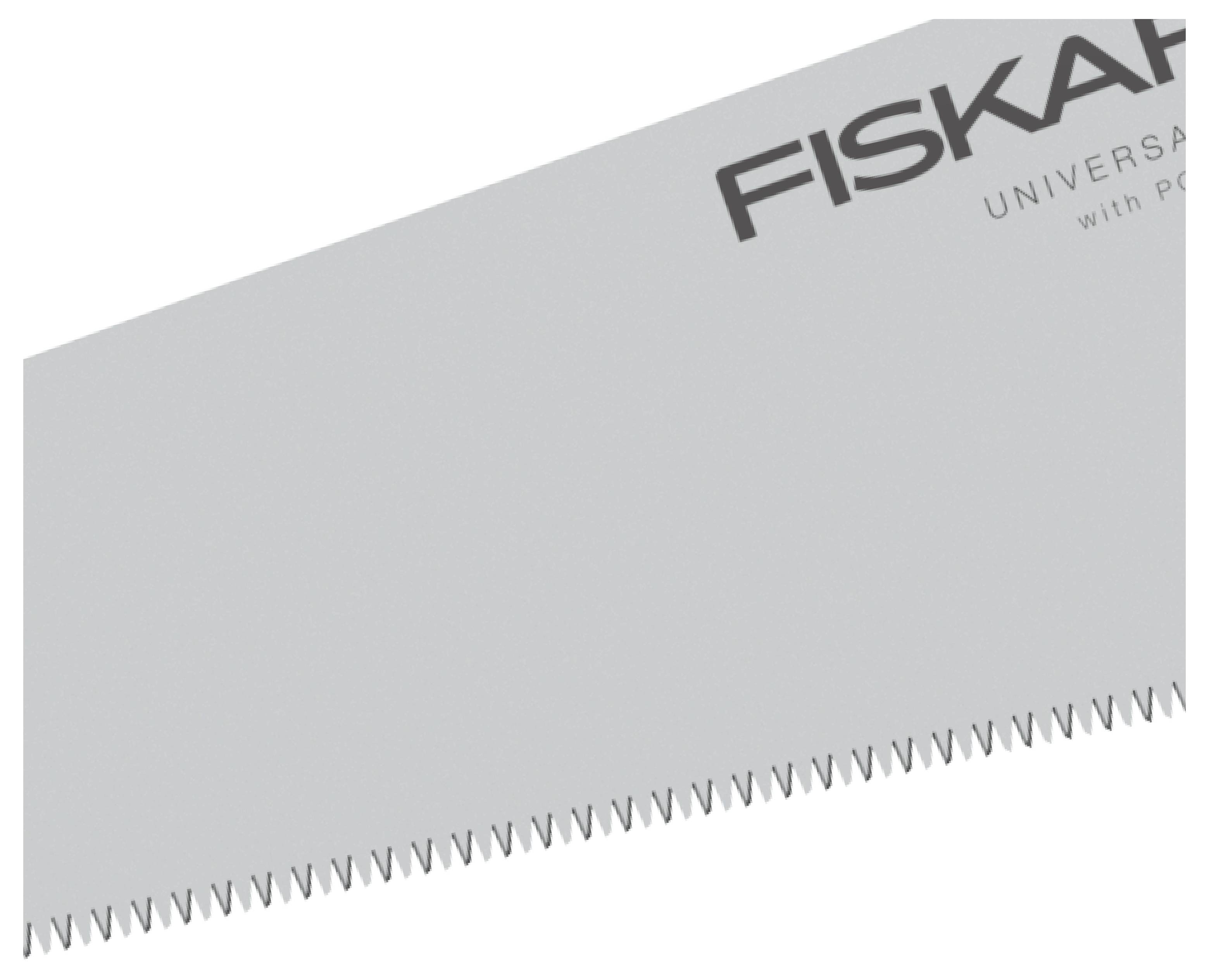 Close-up van een Fiskars handboort met fijne tanden langs één rand op een witte achtergrond.