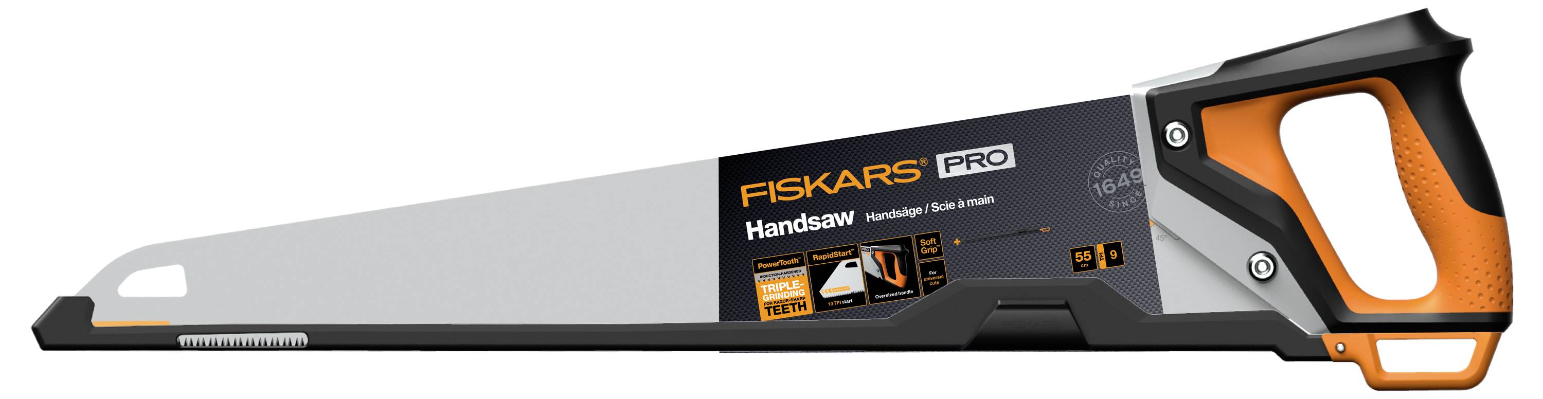 Zwart-oranje Fiskars Pro handzaag met lang zilveren blad en ergonomische greep, weergegeven in zijkant op een witte achtergrond.