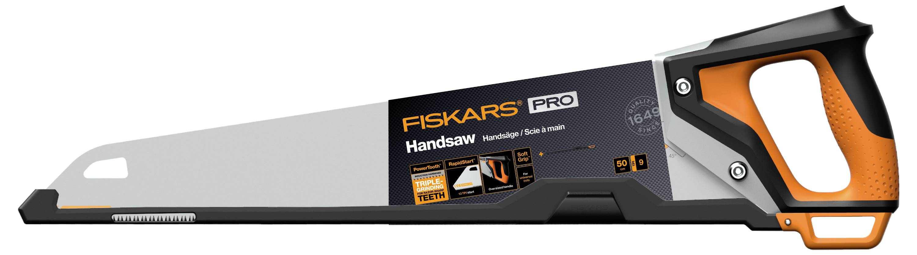 Een Fiskars Pro-handzaag met een zwart-oranje handvat en een lang zilveren blad, weergegeven van opzij op een witte achtergrond.