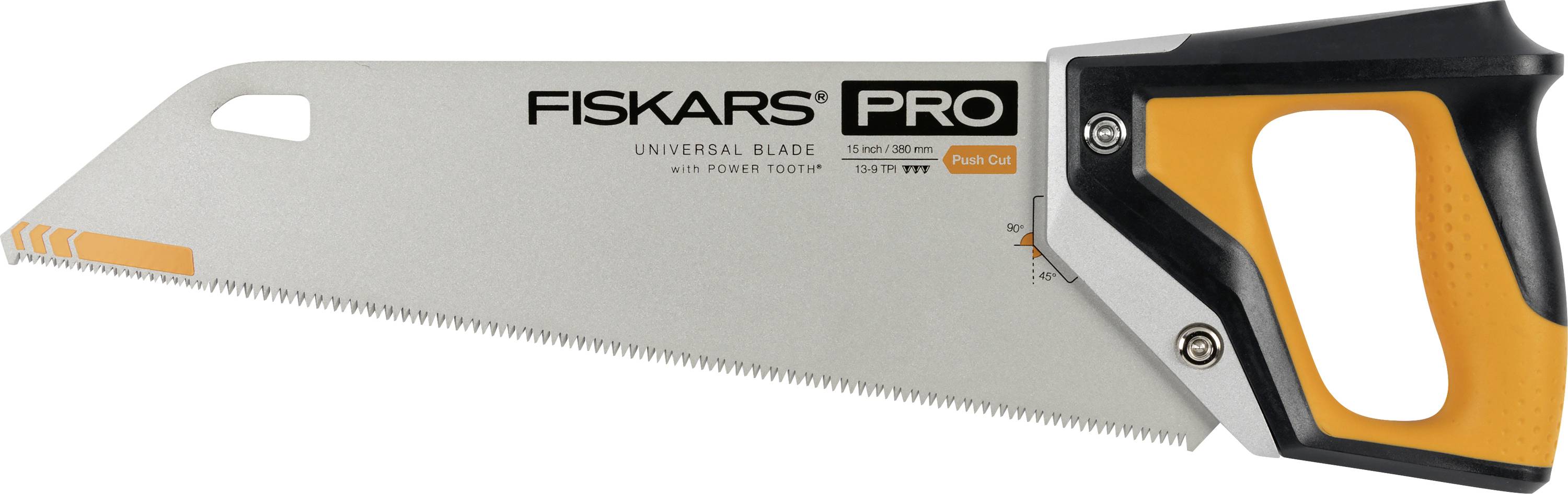 Fiskars Pro universele handzaag met oranje-zwart handvat en getande kling, getoond in zijaanzicht op een witte achtergrond.