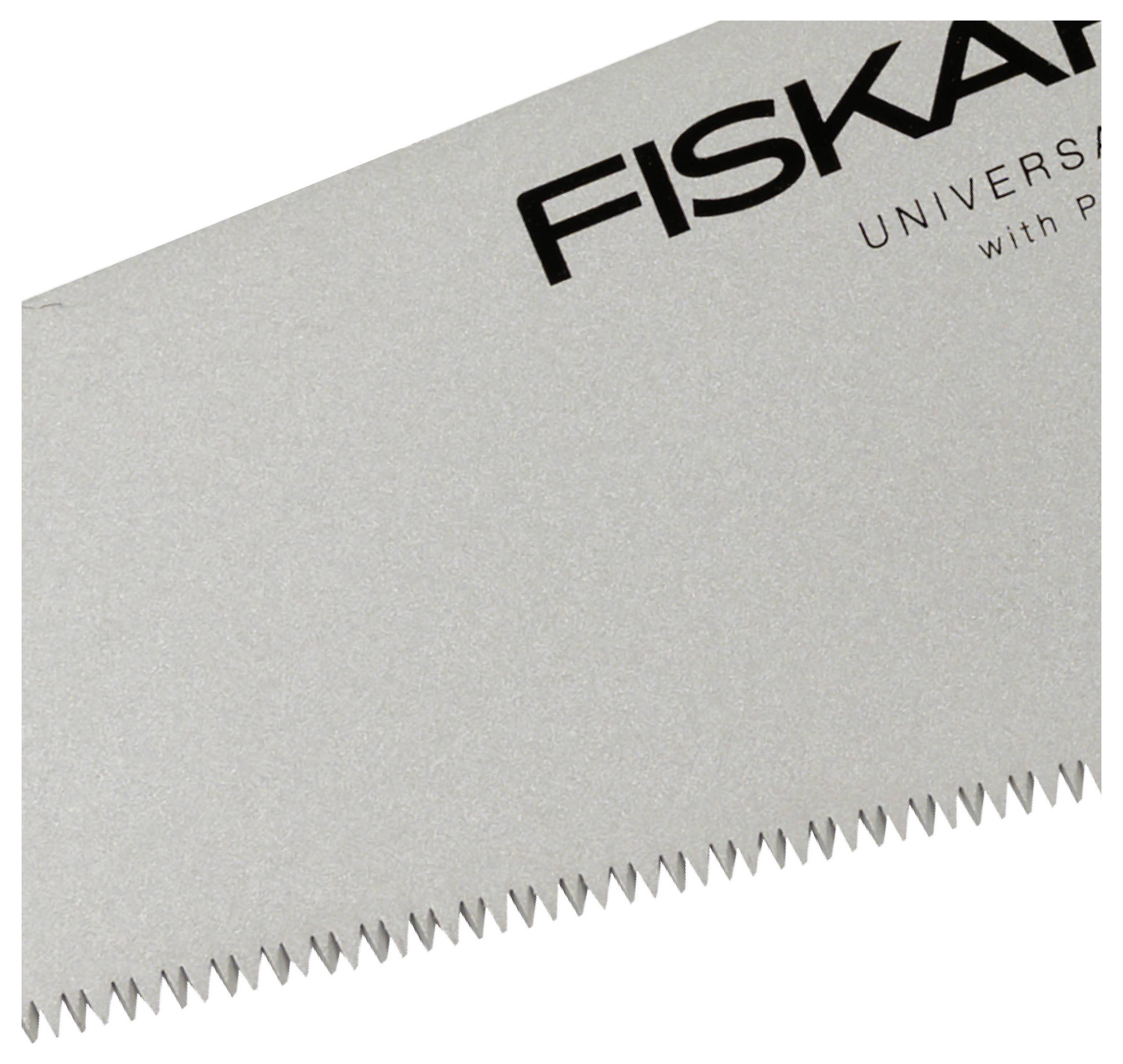 Close-up van een Fiskars handzaagblad met fijne tanden langs de onderrand op een witte achtergrond.