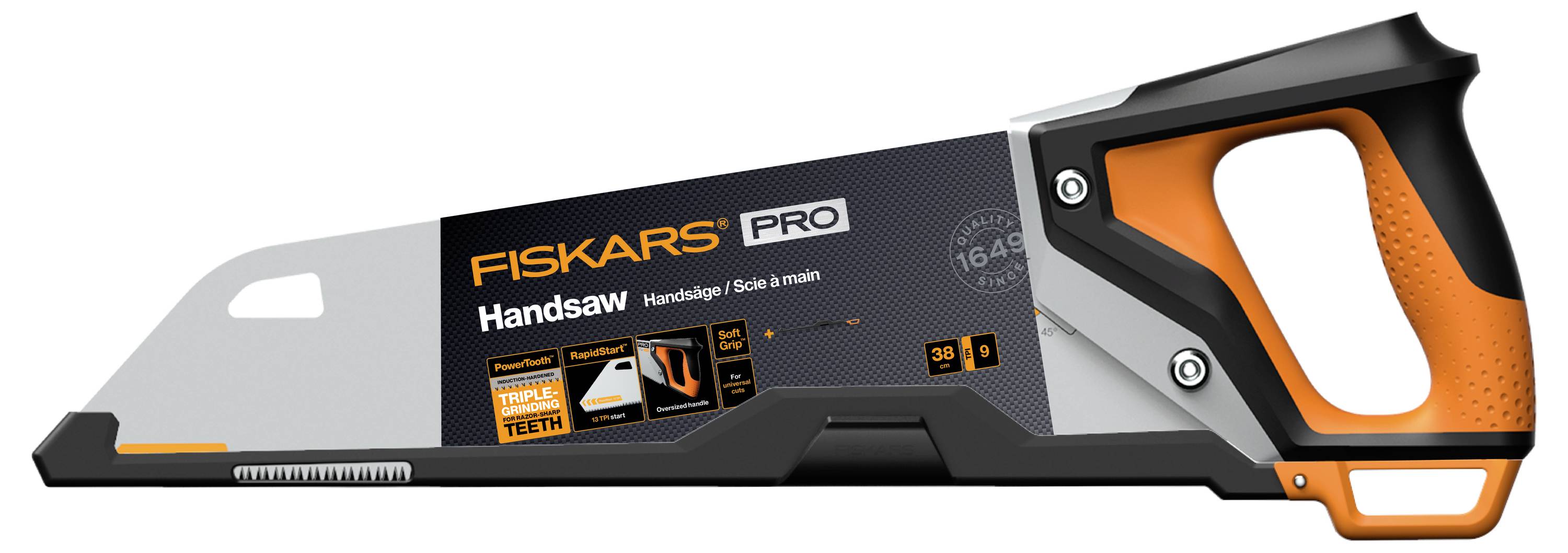 Fiskars Pro Zaag, zwart en oranje handgereedschap weergegeven in zijaanzicht op een witte achtergrond.