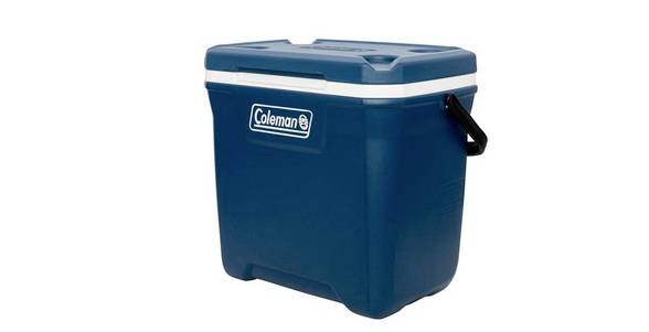 Blauwe Coleman hardcase koelbox met wit deksel en zwart handvat op een witte achtergrond.