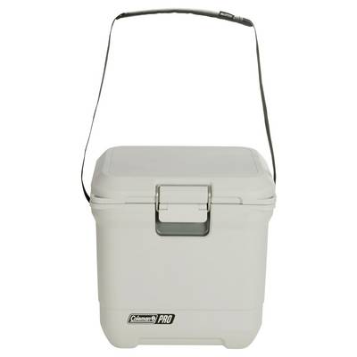 Witte Coleman Pro koelbox met gesloten deksel en lange schouderriem op een effen witte achtergrond.