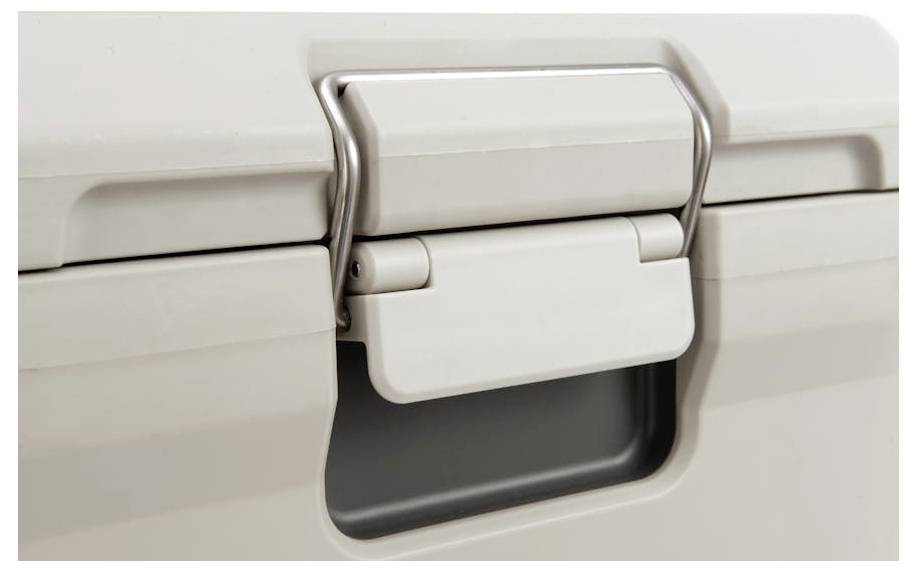 Close-up van een licht gekleurde kunststof koffer vergrendeling met metalen sluiting en ingefreesde greepuitsparing.