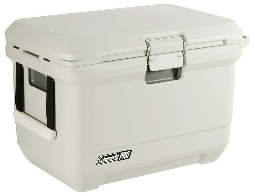 Witte Coleman Pro hardschalige koelbox met grendeldeksel en zijgrepen op een effen achtergrond