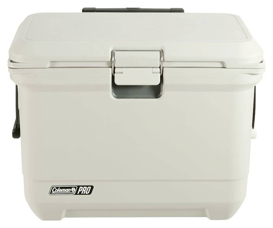 Witte Coleman Pro koelbox met een sluitingmechanisme op een eenvoudige achtergrond.