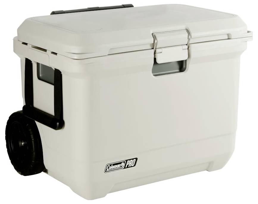 Witte Coleman Pro rijdende koelbox met dekselslot en zwart zijhandvat/wiel, weergegeven op een neutrale achtergrond.