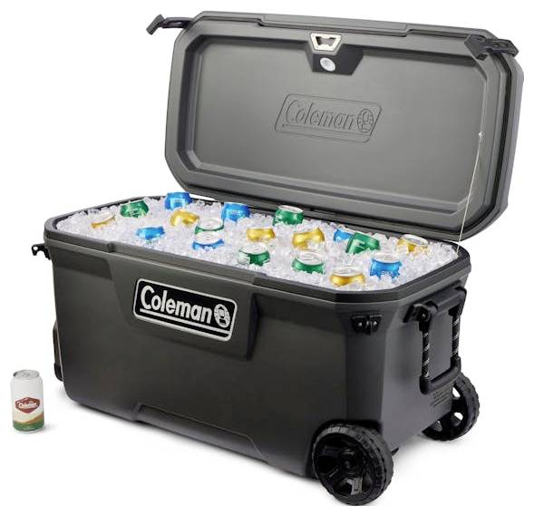 Zwarte Coleman-koelbox met wielen, open en gevuld met ijs en dranken, weergegeven met open deksel en een klein blikje ernaast.