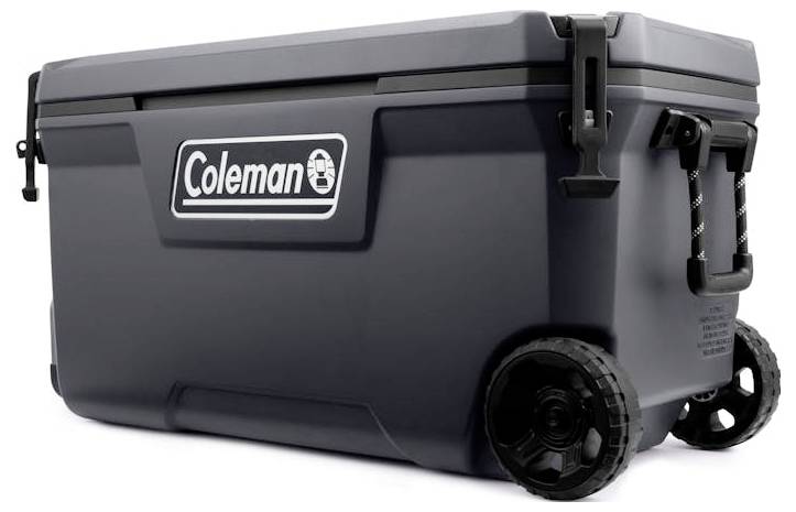 Zwarte Coleman wieltjeskoelbox met klaphendel en draaggrepen op een witte achtergrond.