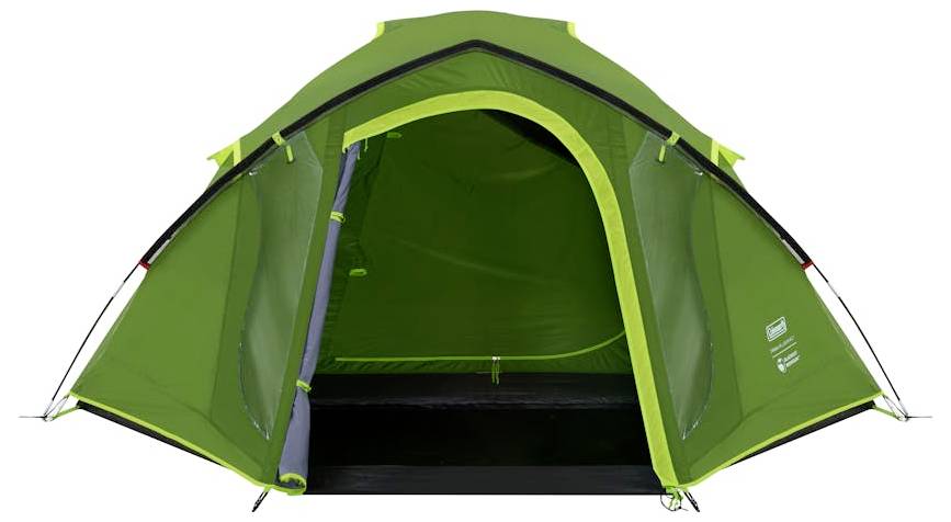 Vooraanzicht van een groene campingtent met de deur open, waarop het donkere interieur en de regenhoes op een witte achtergrond zichtbaar zijn.