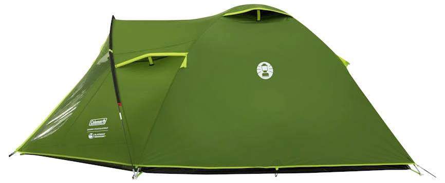 Groen koepel campingtent met een vooraan regenvliegdakje ingang en guylines, weergegeven op een eenvoudige witte achtergrond.